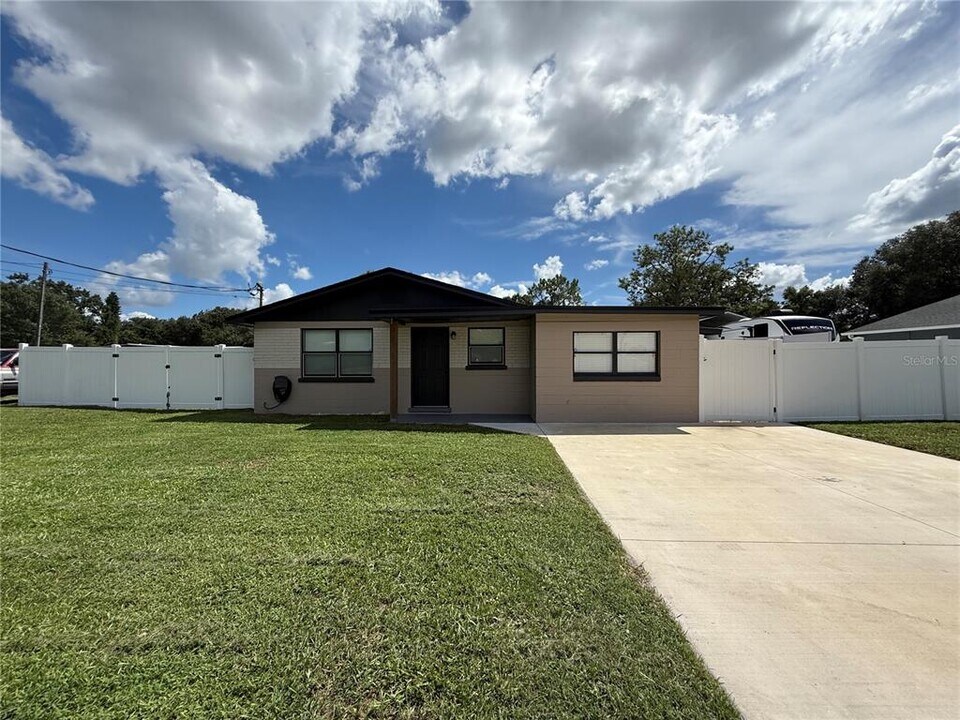 327 Lake Van Rd in Auburndale, FL - Building Photo