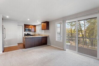 Bayshore Vista Apartments in Kirkland, WA - Building Photo - Interior Photo