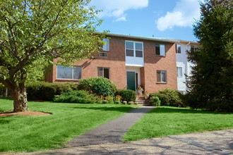 Ridgecrest Village in West Roxbury, MA - Foto de edificio - Building Photo