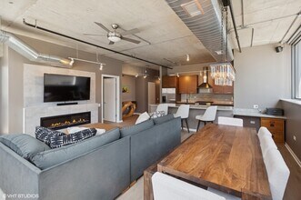 240 E Illinois St, Unit 607 in Chicago, IL - Foto de edificio - Building Photo