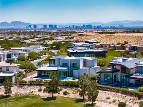 18 Sun Glow Ln in Las Vegas, NV - Building Photo - Building Photo