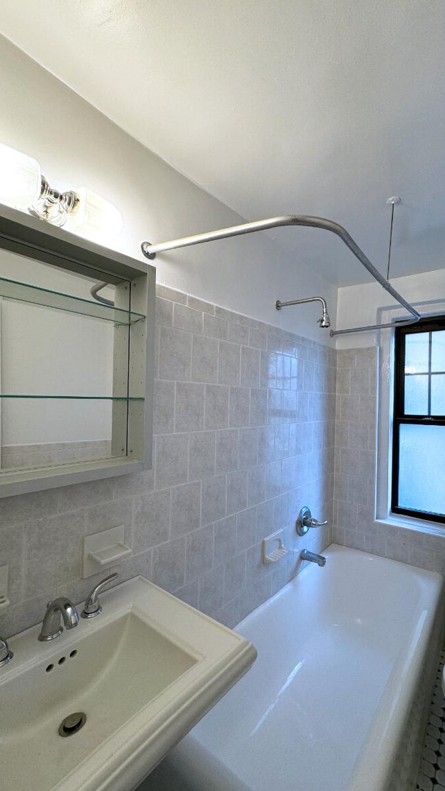 95 Christopher St in New York, NY - Building Photo - Building Photo