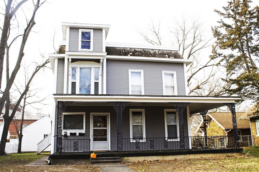 809 Washington St in Cedar Falls, IA - Building Photo