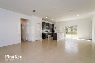 1435 Punta Gorda Dr in Poinciana, FL - Foto de edificio - Building Photo