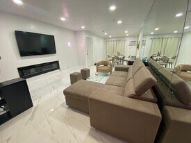 8400 De Longpre Ave, Unit 311 in West Hollywood, CA - Building Photo