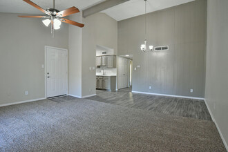 The Parks on Taylor in Sherman, TX - Building Photo - Interior Photo