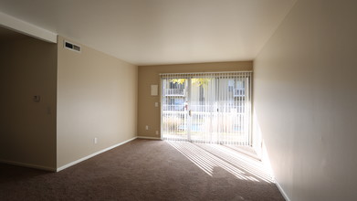 Tivoli Apartments in Columbus, OH - Building Photo - Interior Photo