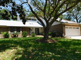 939 Ridgewood Way in Niceville, FL - Building Photo