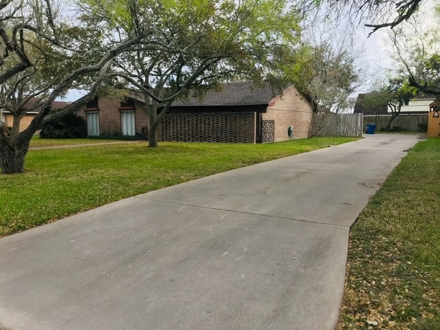 614 E 10th St in Bishop, TX - Building Photo - Building Photo