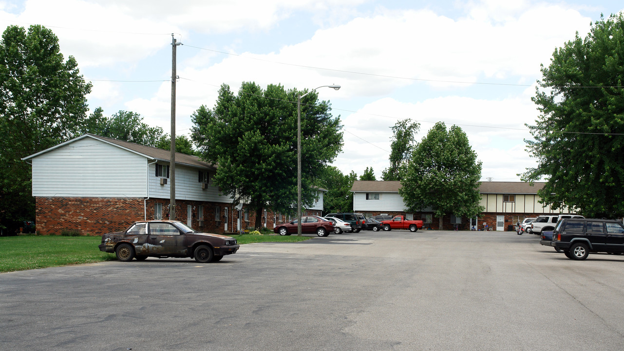 Log Garden Apartments in Nitro, WV - Building Photo