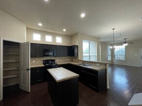 160 Creekside Villa Dr in Kyle, TX - Building Photo - Building Photo