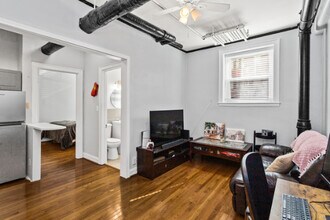 604 W Addison St, Unit B4 in Chicago, IL - Building Photo - Building Photo