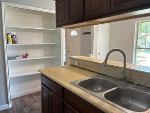 126 Meadow Way in Converse, TX - Building Photo - Building Photo