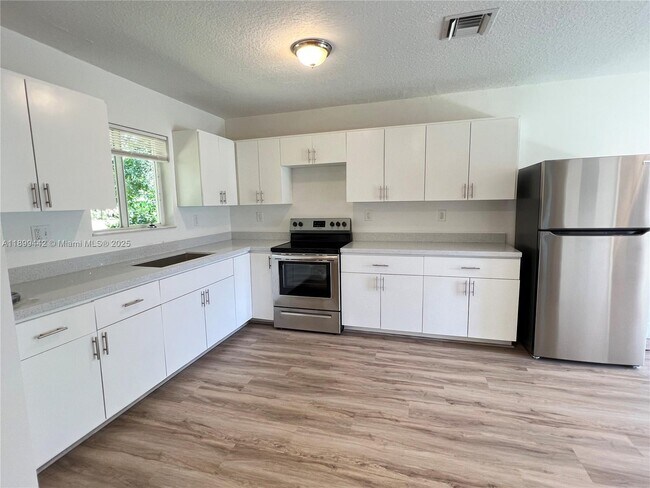 1347 NE 111th St in Miami, FL - Building Photo - Building Photo