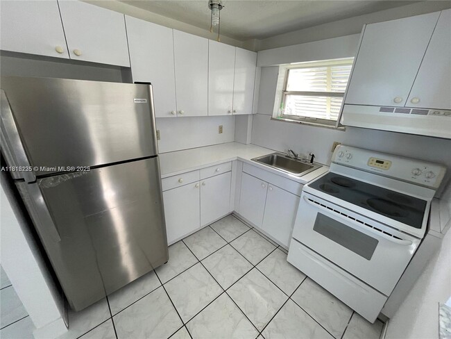 1016 NW 1st Ave in Hallandale Beach, FL - Building Photo - Building Photo