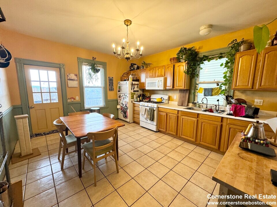 16 Fisher Ave, Unit 3 in Boston, MA - Building Photo