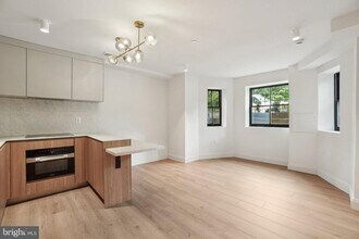 23 Logan Cir NW-Unit -NO. 1 in Washington, DC - Foto de edificio - Building Photo