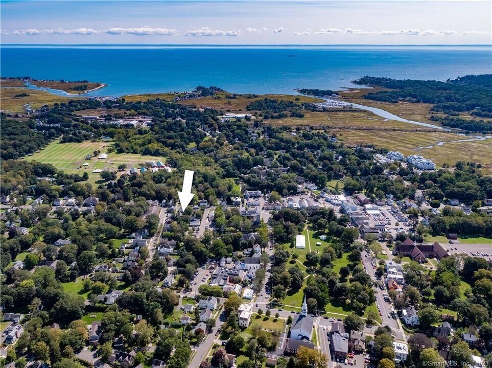 18 Graves Ave in Guilford, CT - Building Photo