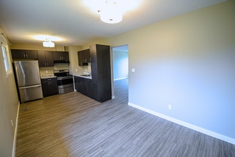 9318-93108 108 Ave in Grande Prairie, AB - Building Photo - Building Photo