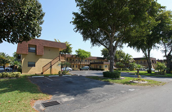 Avondale Gardens in Pompano Beach, FL - Building Photo - Building Photo