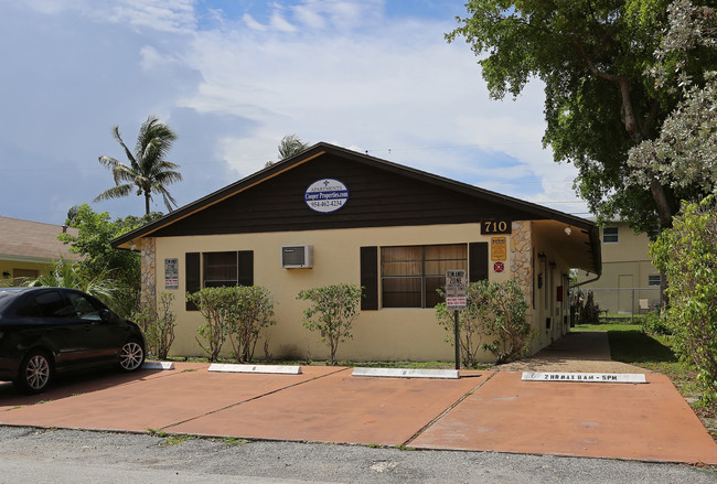 708 NE 14th St in Fort Lauderdale, FL - Foto de edificio - Building Photo