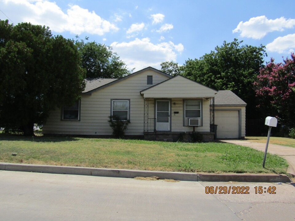 2 NW 28th St in Lawton, OK - Building Photo