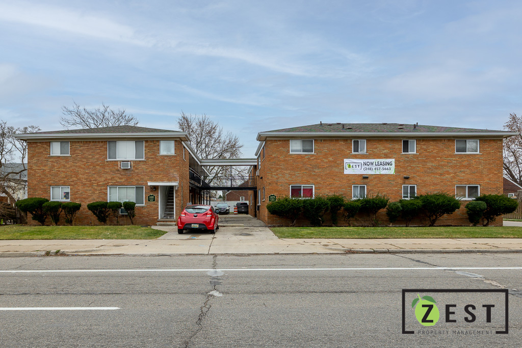 E Outer Drive Apartments in Detroit, MI - Building Photo