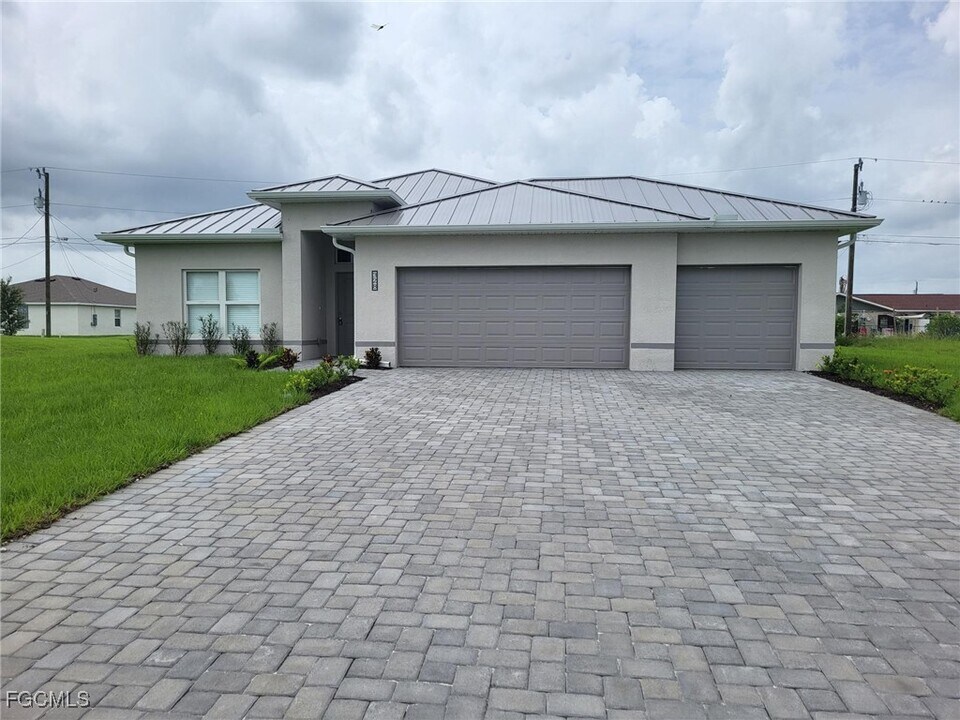 328 NE 8th Terrace in Cape Coral, FL - Building Photo