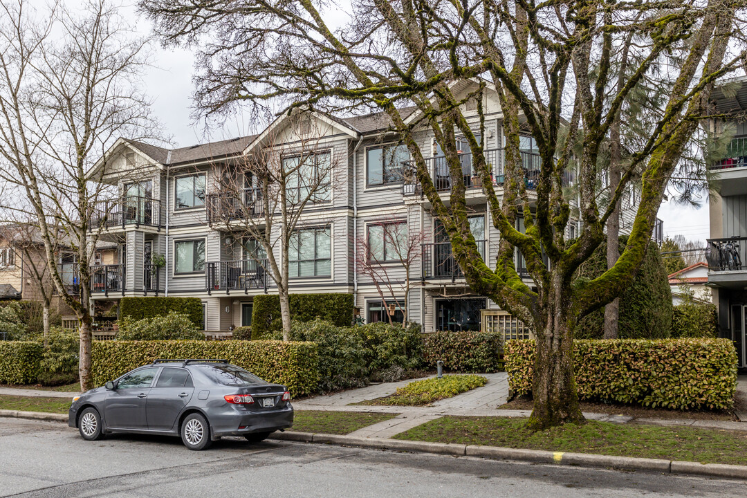 477 44th Av E in Vancouver, BC - Building Photo