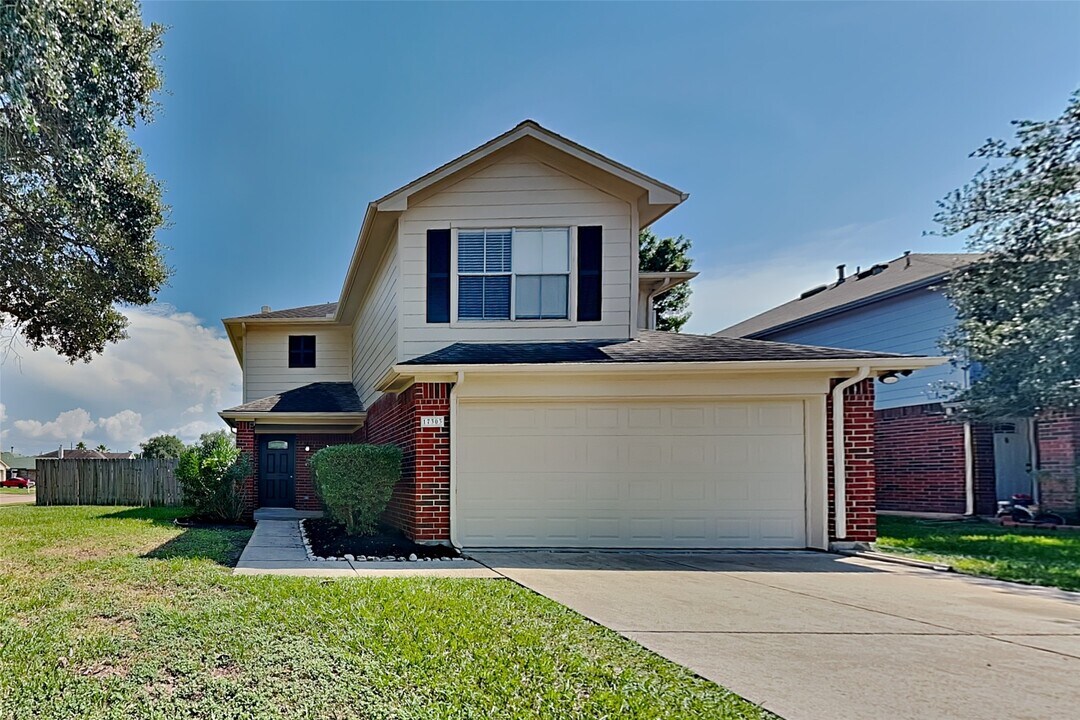 17303 Davenway Dr in Houston, TX - Building Photo
