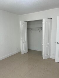 110 SE 2nd St, Unit 105 in Hallandale Beach, FL - Building Photo - Building Photo