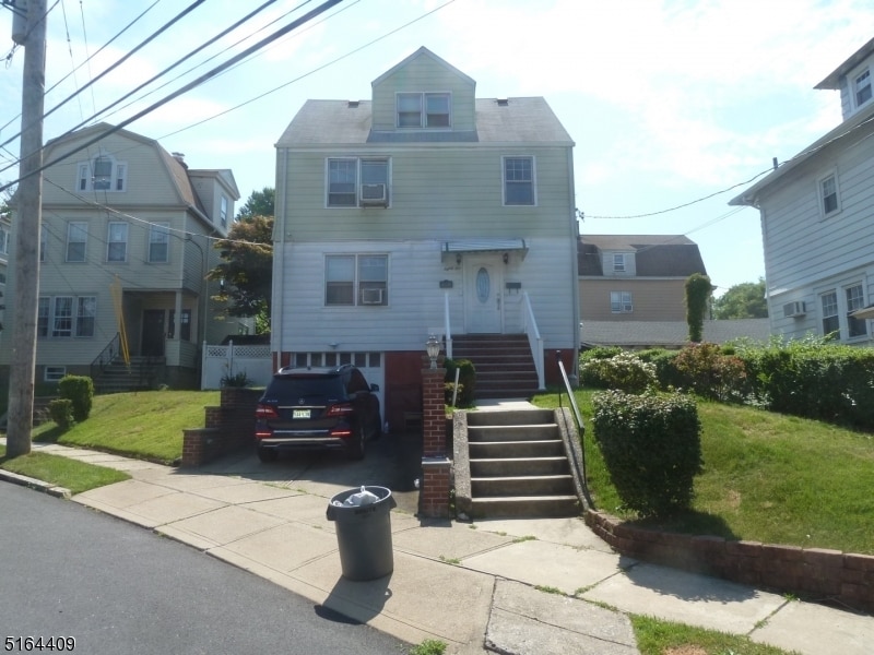 85 E Passaic Ave in Bloomfield, NJ - Building Photo