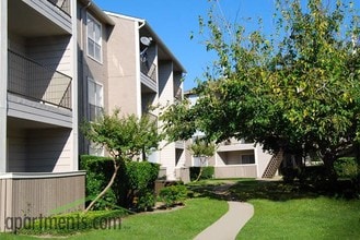 Walden Pond in Houston, TX - Foto de edificio - Building Photo