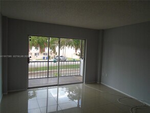 4176 Inverrary Dr in Lauderhill, FL - Foto de edificio - Building Photo