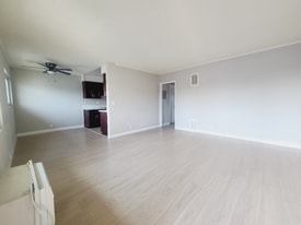 8720 Orion Ave, Unit 21 in Los Angeles, CA - Building Photo