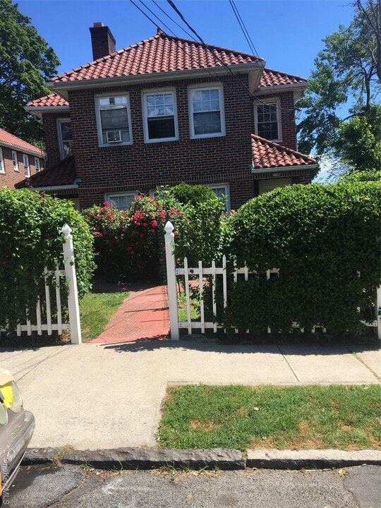 460 E 5th St in Mount Vernon, NY - Building Photo