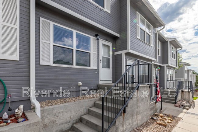 property at 1996 Oakcrest Cir