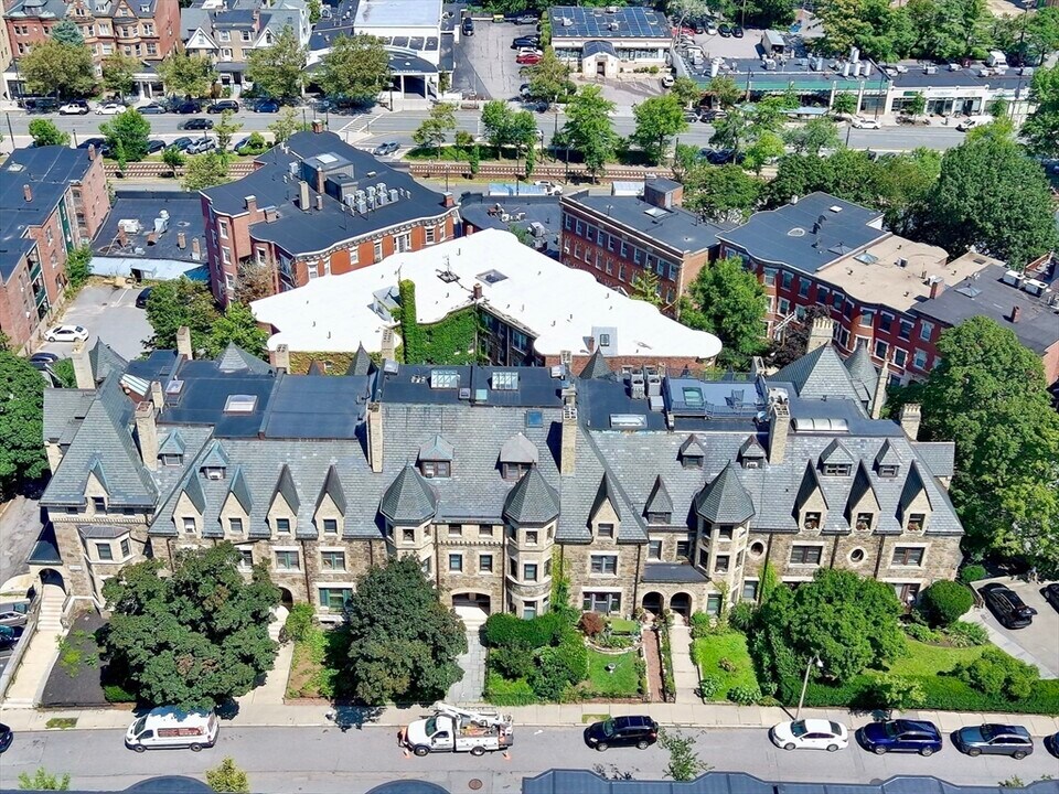 15 Garrison Rd in Brookline, MA - Building Photo