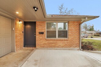 2316 Poinciana Dr in Houston, TX - Building Photo - Building Photo