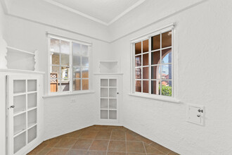 5621 S Mullen Ave in Los Angeles, CA - Foto de edificio - Building Photo