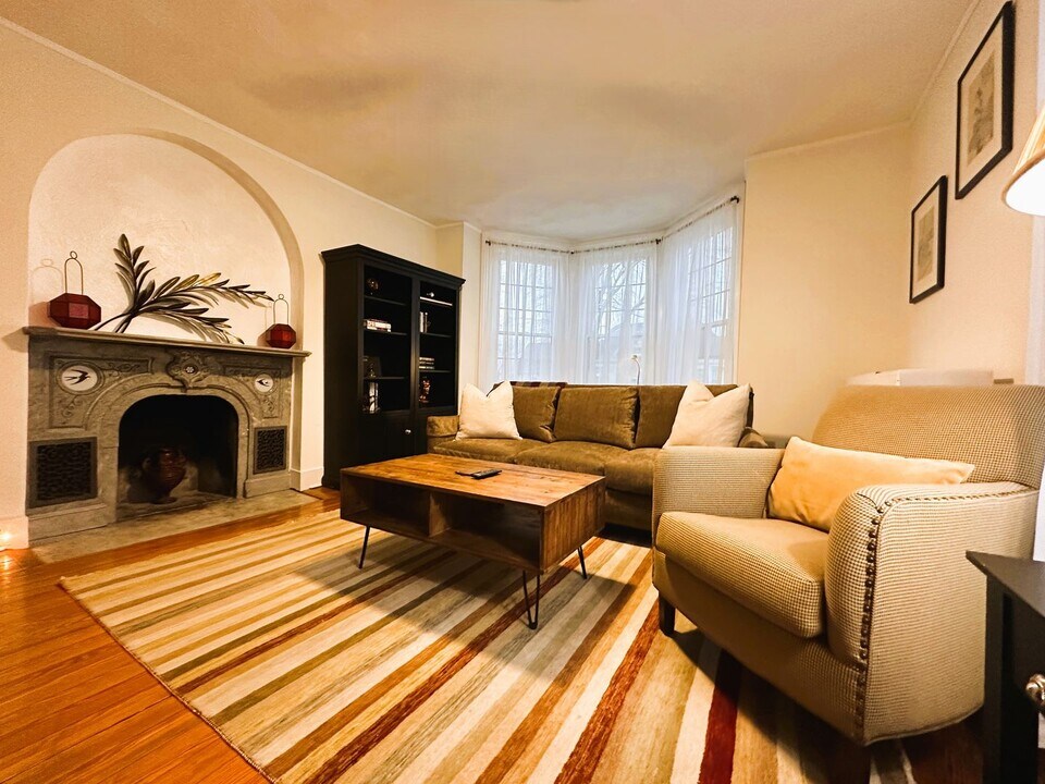 97 E Housatonic St-Unit -Unit #2 in Pittsfield, MA - Foto de edificio