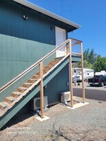 205 S Pacific Hwy in Talent, OR - Building Photo