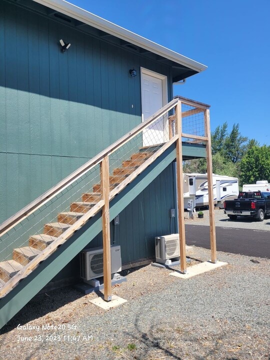 205 S Pacific Hwy in Talent, OR - Building Photo