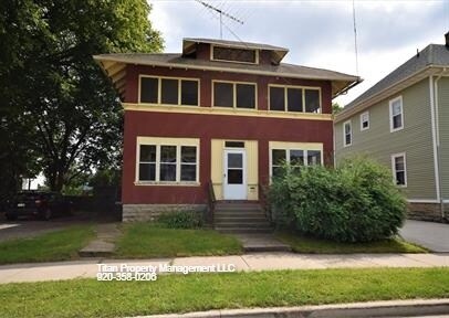 213 W Lincoln Ave in Oshkosh, WI - Foto de edificio