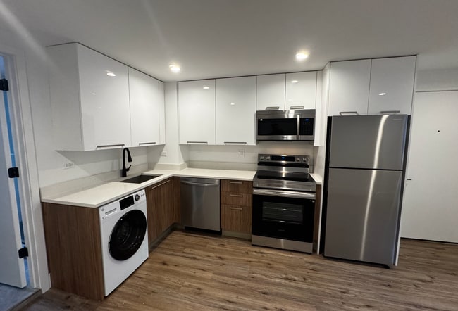 938 W Carmen Ave, Unit 101