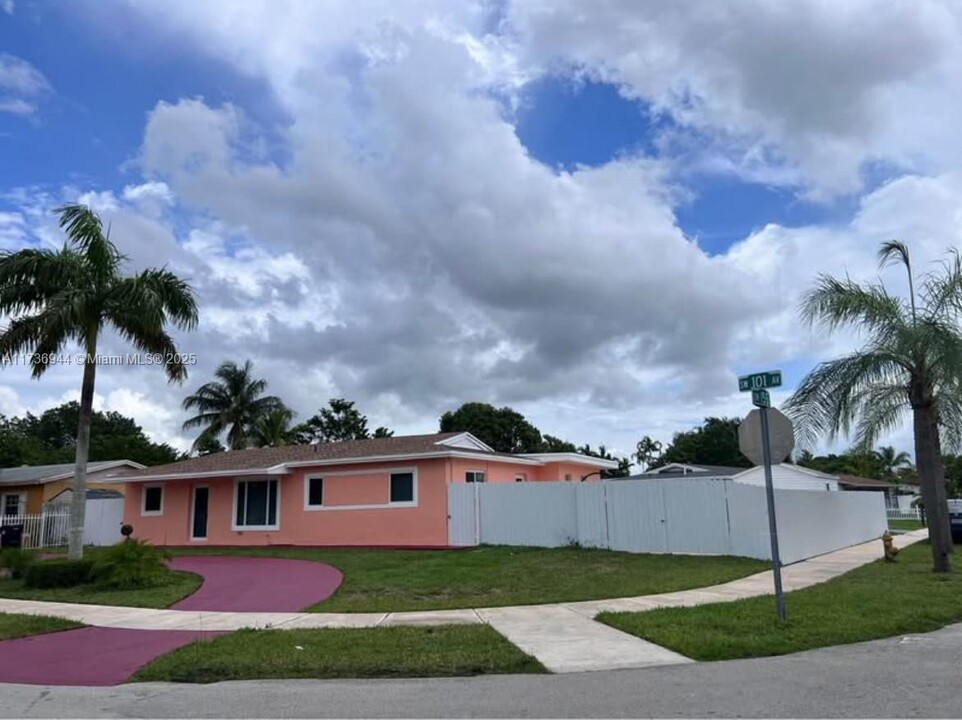 15431 SW 101st Ave in Miami, FL - Building Photo