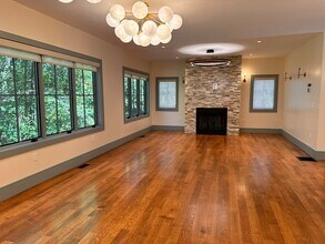 22 Kruger Rd in Hopkinton, MA - Foto de edificio - Building Photo