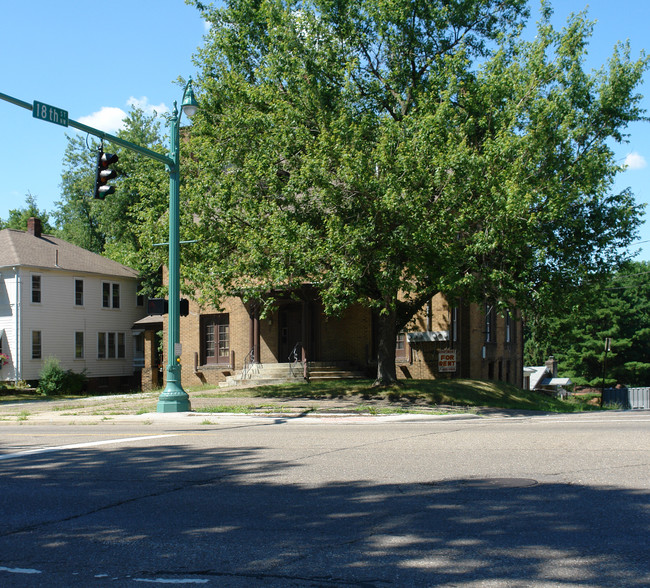 1731 Fulton Dr NW in Canton, OH - Foto de edificio - Building Photo