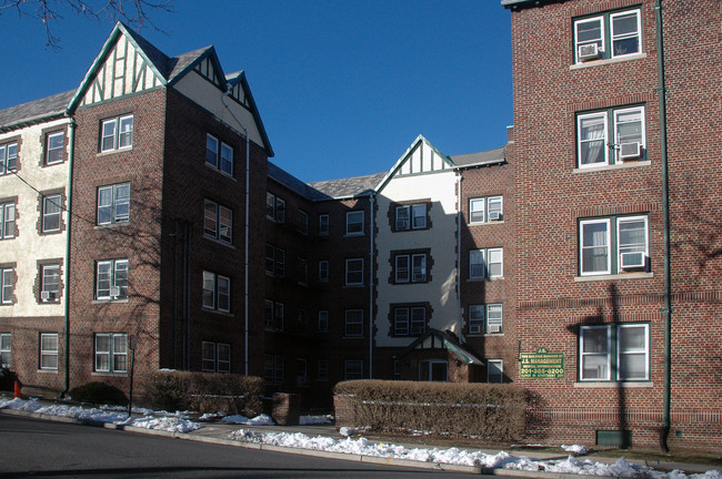 17 W Englewood Ave in Teaneck, NJ - Foto de edificio - Building Photo