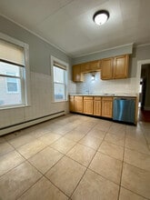 14 Belknap St, Unit 1 in Somerville, MA - Building Photo - Building Photo
